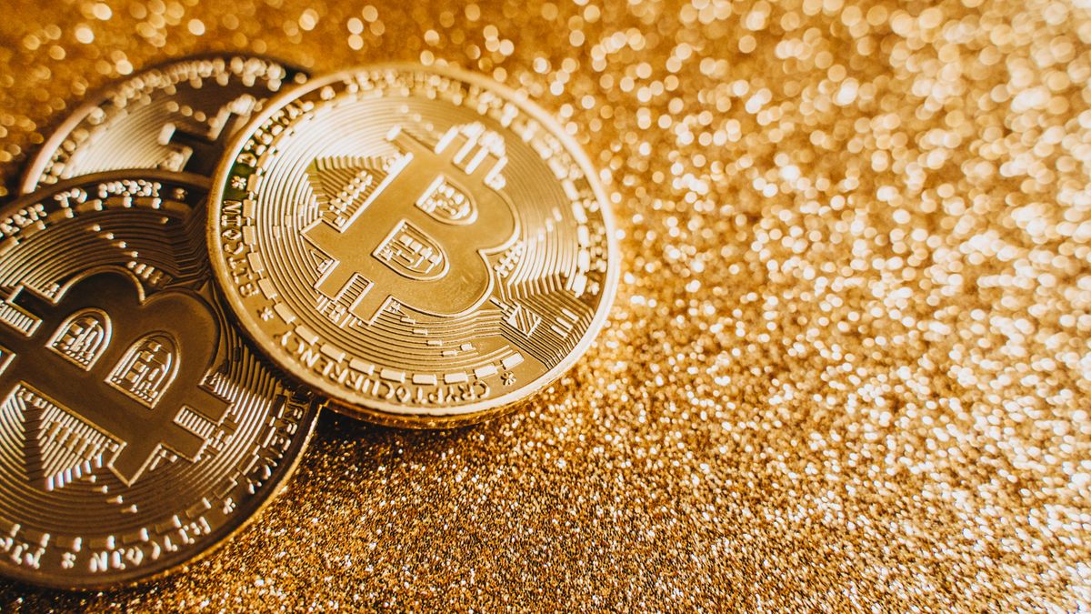 Bitcoin-Münze und Kalender mit der einjährigen Haltefrist nach deutschem Steuerrecht